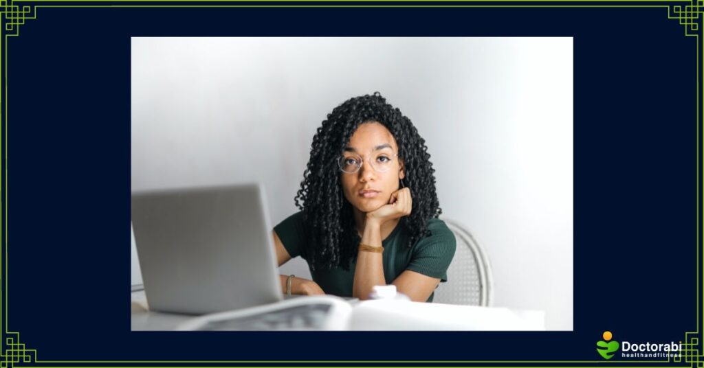 Woman-sitting-with-laptop