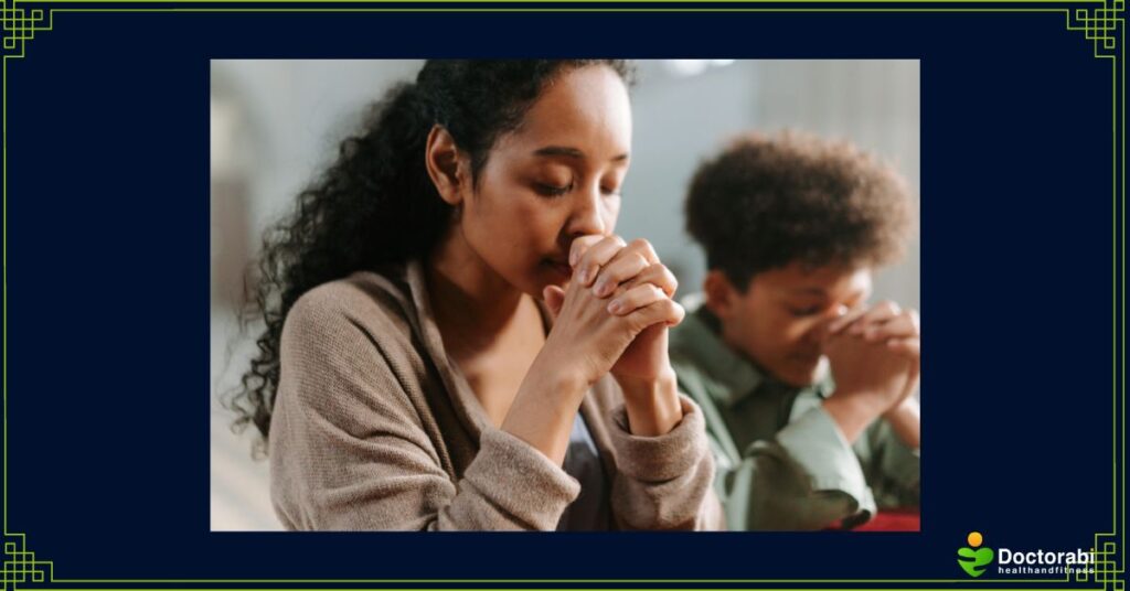 Mom-and-child-praying