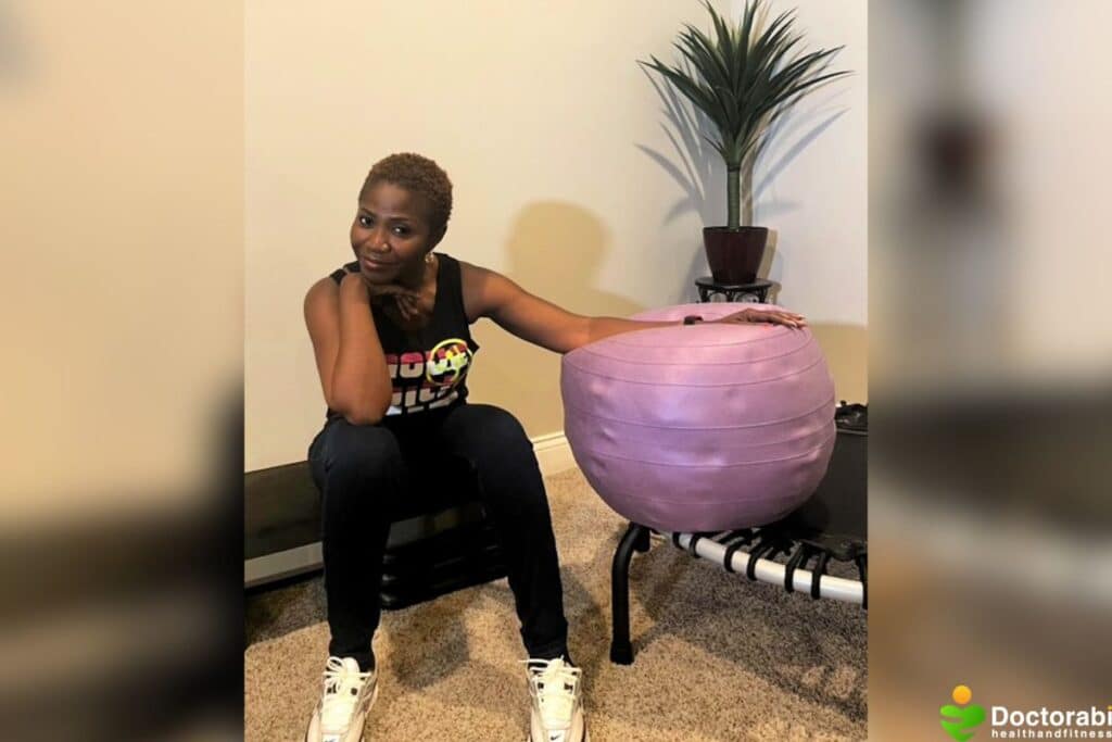 Sitting-with-sagging-exercise-ball